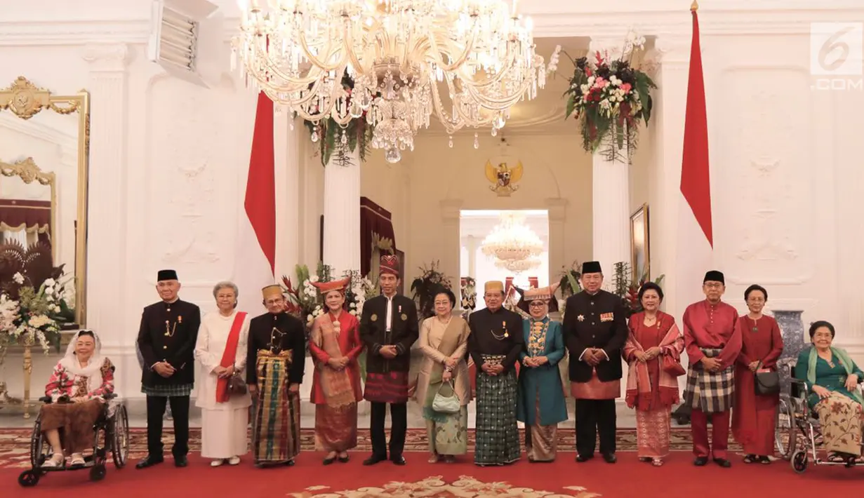 Presiden RI Joko Widodo (keenam dari kiri) foto bersama dengan mantan Presiden dan Wakil Presiden RI di Istana Merdeka sesudah Upacara HUT Kemerdakaan RI ke 72 di Istana Merdeka, Kamis (17/8). (Liputan6.com/via Anung Anindhito)