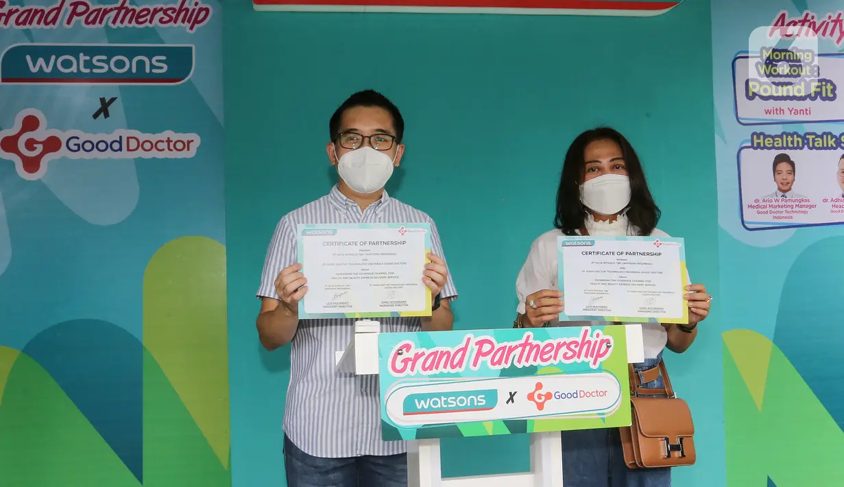 (ki-ka) Managing Director Good Doctor Technology Indonesia Danu Wicaksana dan President Director Watsons Indonesia Lilis Mulyawati menunjukan naskah perjanjian kerjasama di BSD, Tangerang Selatan (01/04/2022). Kolaborasi ini akan memudahkan konsumen untuk mendapatkan akses. (Liputan6.com)