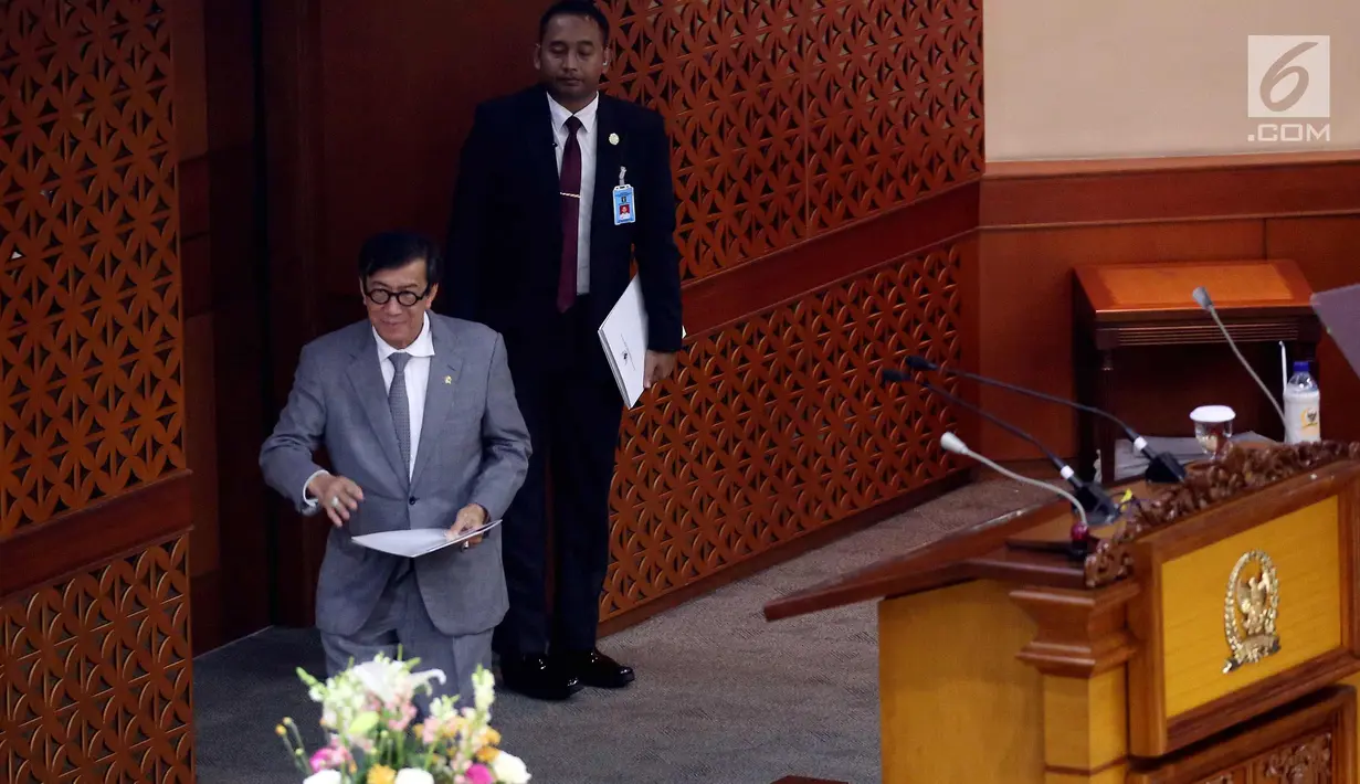 Menteri Hukum dan HAM  Yasonna Laoly mengikuti rapat Paripurna ke 14 di Gedung Nusantara II DPR, Jakarta, Senin (11/12). Rapat membahas beberapa angenda salah satunya Pembacaan pengunduran diri Setya Novanto sebagai ketua DPR. (Liputan6.com/Johan Tallo)