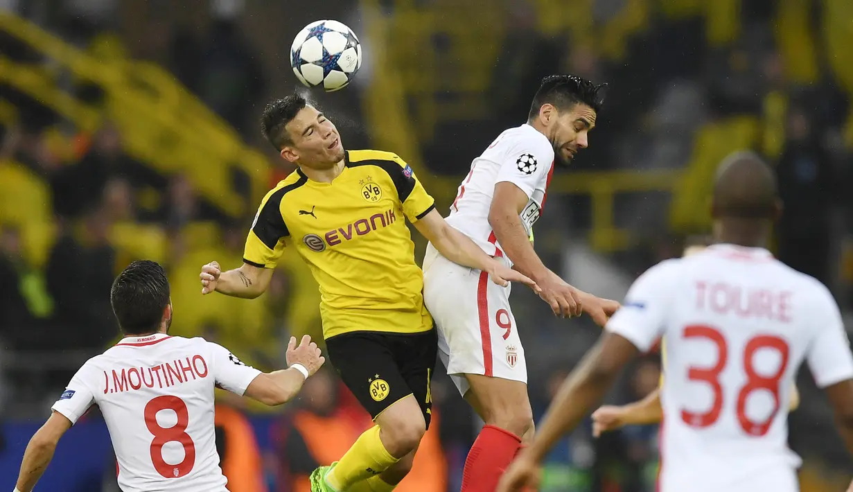 Duel pemain Dortmund, Raphael Guerreiro dengan para pemain AS Monaco pada laga leg pertama perempatfinal Liga Champions di Stadion Signal Iduna Park, Dortmund,  (12/4/2017). Dortmund kalah 2-3. (AP/Martin Meissner)