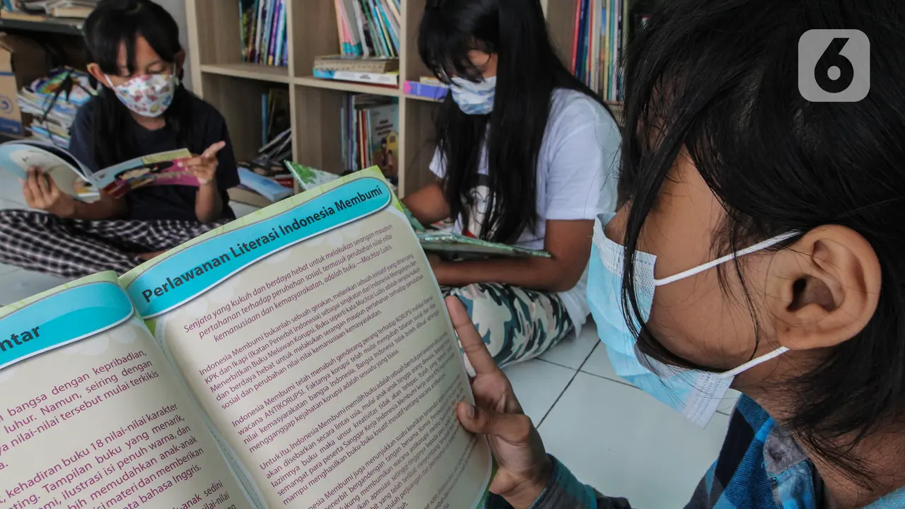 PPKM Level 3, Anak-Anak Membaca Buku di Balai Warga
