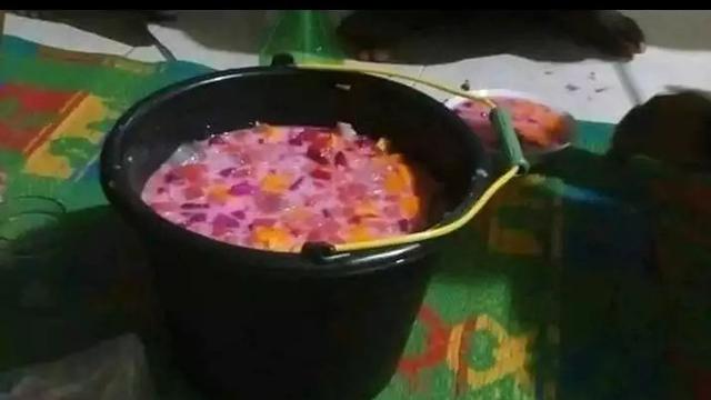 6 Potret Ember Dijadikan Wadah Makanan Ini Nyeleneh, Bikin Tepuk Jidat