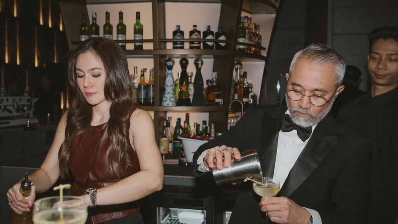Potret Stylish Wulan Guritno Jadi Bartender di Bar Bareng Lukman Sardi, Aksi Keduanya Jadi Sorotan