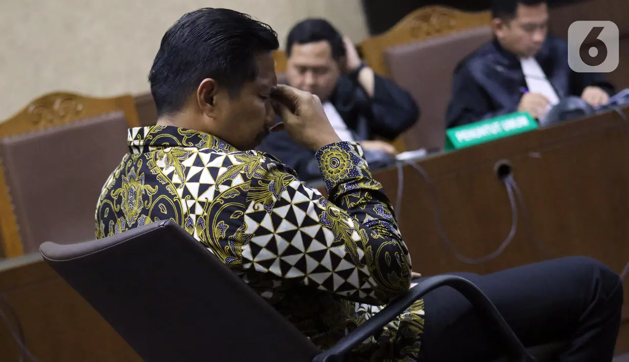 Terdakwa penerima gratifikasi terkait kerjasama jasa pelayaran, Bowo Sidik Pangarso menyimak pembacaan amar putusan saat sidang di Pengadilan Tipikor Jakarta, Rabu (4/12/2019). Bowo divonis 5 tahun penjara dan denda Rp 250 juta subsider 4 bulan kurungan. (Liputan6.com/Helmi Fithriansyah)