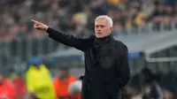 Pelatih Benfica, Jose Mourinho, memberi instruksi saat laga Liga Champions melawan Juventus Benfica di Allianz Arena, Italia, Kamis (22/1/2026). (AP Photo/Luca Bruno)