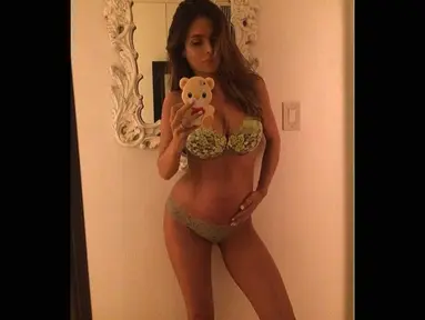 Seorang model asal Amerika, Sarah Stage yang berusia 31 tahun ini tengah hamil 8 bulan. (instagram.com/sarahstage)
