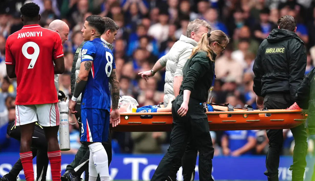 Pemain Chelsea, Jesse Derry ditandu keluar usai cedera usai bebenturan dengan pemain Nottingham Forest pada laga pekan ke-35 Premier League di Stamford Bridge, Senin (4/5/2026). (AP Photo/John Walton)