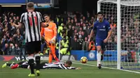 Pemain Chelsea Alvaro Morata merayakan golnya usai membobol gawang Newcastle dalam pertandingan Liga Inggris di Stamford Bridge, London (2/12). Chelsea menang telak 3-1 atas Newcastle. (AFP Photo/Daniel Leal-Olivas)
