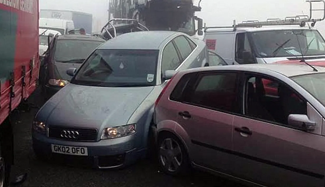 Sebuah mobil Audi terjepit saat tabrakan maut terjadi yang berlangsung selama 10 menit di jalur penyebrangan antar pulau A249. (Twitter/Jay Stammers/wwn)