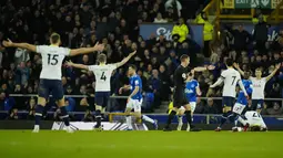 Tottenham Hotspur harus puas membawa pulang satu poin dari markas Everton pada laga pekan ke-29 Liga Inggris. Gol tuan rumah menjelang pertandingan selesai membuyarkan kemenangan Harry Kane cs. (AP Photo/Jon Super)