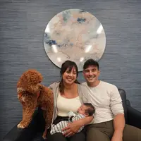 Tanpa perlu tampilan glamor, Aurelie menunjukkan bahwa kecantikan seorang ibu baru hadir dari ketulusan dan kebahagiaan yang ia rasakan. [@aurelie].