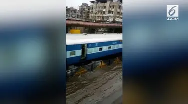 Banjir melanda kota Mumbai, India, menggenangi ruas jalanan termasuk rel kereta api.