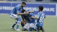 Para pemain Persib Bandung merayakan gol yang dicetak oleh Oh In-Kyun ke gawang Arema FC di Stadion GBLA, Bandung, Minggu (18/3/2018). Persib menang 2-1 atas Arema FC. (Bola.com/M Iqbal Ichsan)