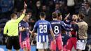 Memasuki pertengahan akhir babak kedua, laga diwarnai hujan kartu merah. Atletico Madrid harus bermain dengan 10 pemain usai Yannick Carrasco diusir oleh wasit pada menit ke-69. Nasib sama juga dialami FC Porto 10 menit kemudian. (AP/Luis Vieira)