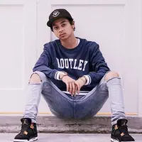 Penyanyi solo jebolan CJR, menunda kuliahnya untuk membangun kariernya. Tidak hanya itu, ia juga sedang menyiapkan usaha untuk kedua orangtuanya. (Instagram/bastiansteel)