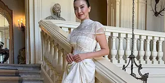 Potret yang diabadikan di taman klasik ini memperlihatkan Raline mengenakan multifunctional dress dari koleksi bertajuk "Faithfulness&rdquo;. [@digo.design].