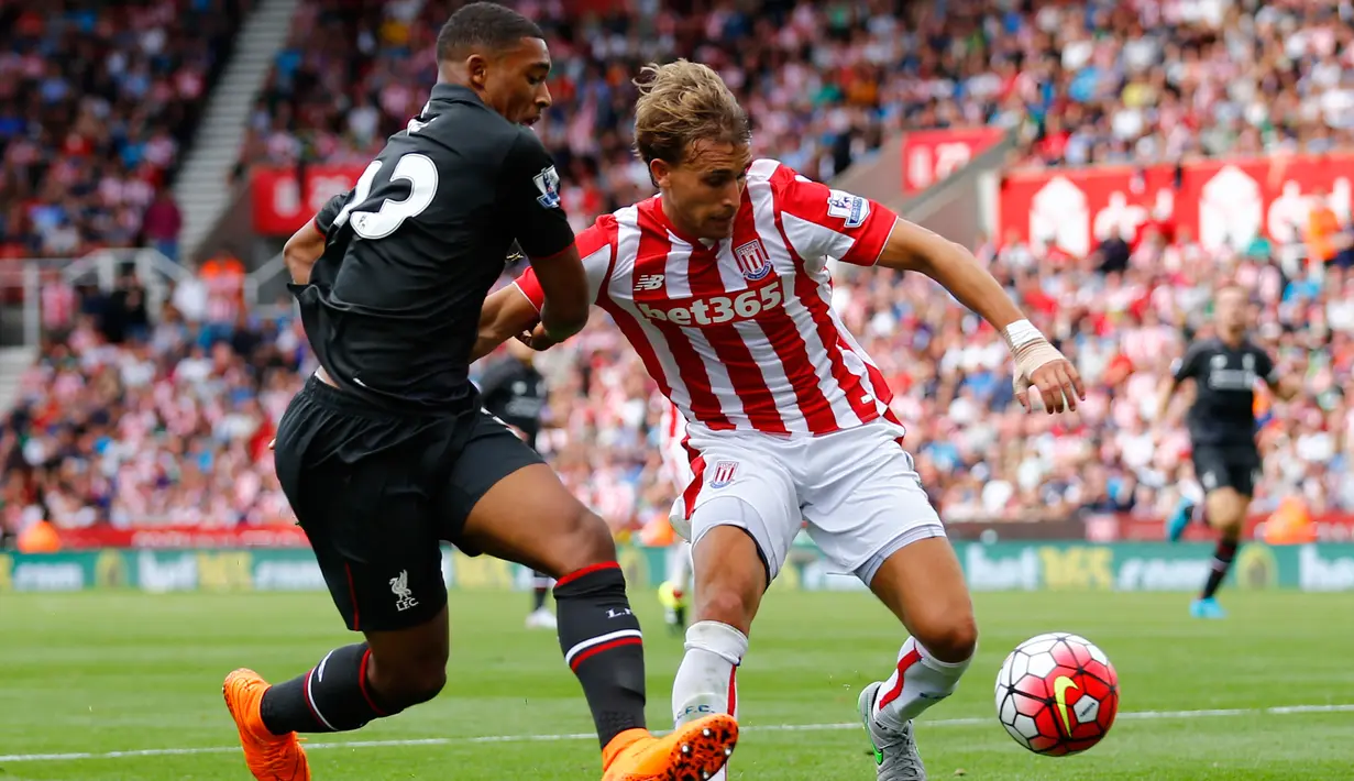 Bek Stoke City, Marc Muniesa (kanan) mengontrol bola dari kejaran gelandang Liverpool, Jordon Ibe pada Liga Premier Inggris di Britannia Stadium, Minggu (9/8/2015).Liverpool menang atas Stoke City dengan skor 1-0. (Reuters/Darren)