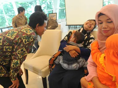 Salah seorang anak buah kapal (ABK) yang berhasil dibebaskan dari sandera tampak bergembira saat bertemu dengan keluarga di Gedung Kementerian Luar Negeri (Kemenlu), Jakarta (2/4). (Merdeka.com/Arie Basuki)