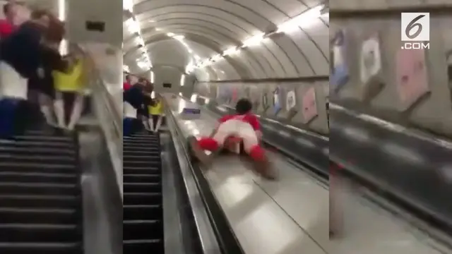 Pria asal London unjuk gigi dengan meluncur menuruni eskalator dihadapan teman-temannya.