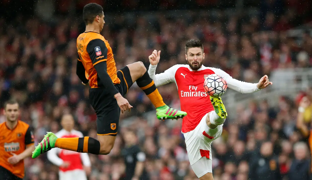 Pemain Arsenal, Olivier Giroud (kanan), berebut bola dengan pemain Hull City, Curtis Davies dalam putaran kelima Piala FA Inggris di Stadion Emirates, London, Inggris, Sabtu (20/2/2016). (Action Images via Reuters/John Sibley)