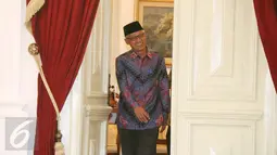 Ketum PP Muhammadiyah, Haedar Nashir tiba memenuhi undangan makan siang Presiden Joko Widodo, Jakarta, Jumat (13/1). Pertemuan ini lanjutan dari silaturahmi kebangsaan yang dimulai Presiden sejak akhir 2017 lalu. (Liputan6.com/Angga Yuniar)