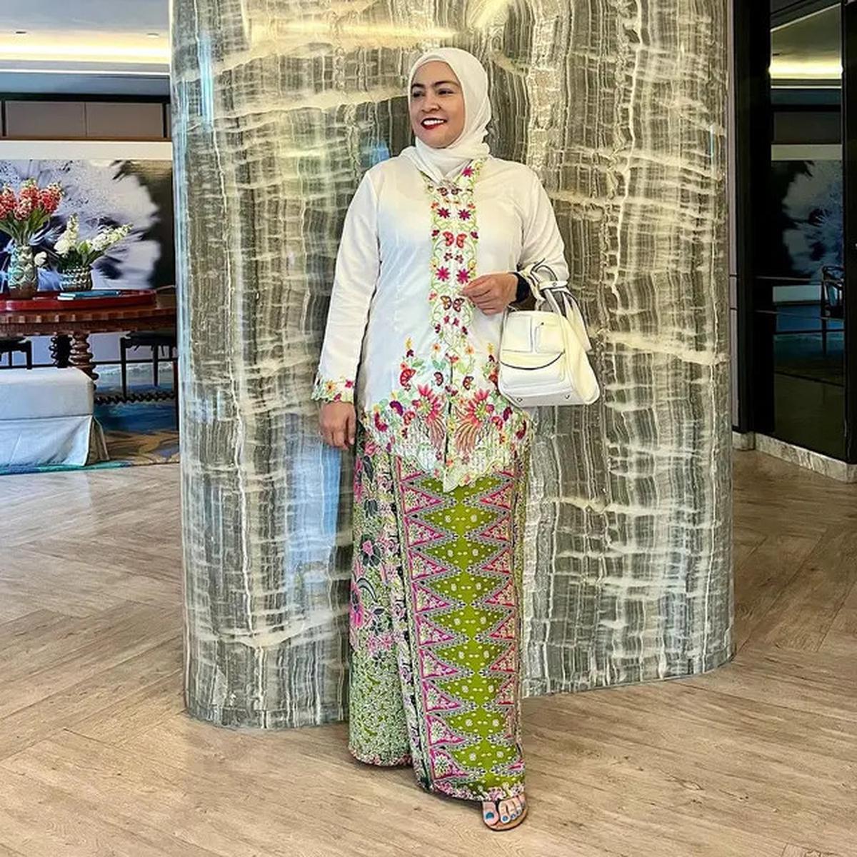 4 Potret Anggun Artis Kenakan Kebaya Hijab Modern, Tetap Trendi Meski Tampil Tertutup