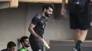 Penyerang Mesir, Mohamed Salah menghadiri sesi latihan di lampiran stadion Olembe di Yaounde (1/2/2022). Mesir akan bertanding melawan Kamerun pada babak semifinal Piala Afrika (CAN) 2021. (AFP/Charly Triballaeau)