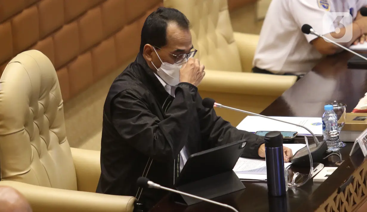 Menteri Perhubungan Budi Karya Sumadi mengikuti rapat kerja dengan Komisi V DPR di Kompleks Parlemen, Senayan, Jakarta, Senin (25/1/2021). Rapat kerja tersebut membahas evaluasi pelaksanaan anggaran tahun 2020 serta program kerja Kementerian Perhubungan tahun 2021. (Liputan6.com/Angga Yuniar)
