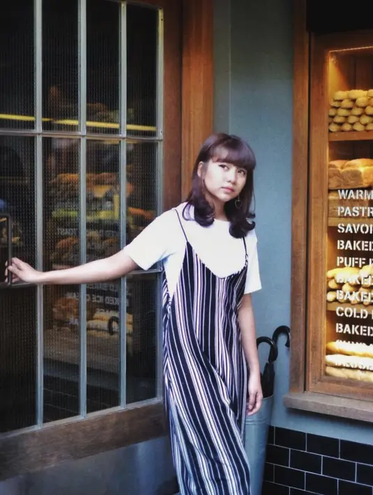 Selanjutnya, Ghea memakai baju bermotif garis-garis yang dipadukan dengan kaus putih. Yang membuat dirinya terlihat seperti cewek Korea adalah model rambutnya yang keriting di bagian bawah serta berwarna pirang. (Instagram/gheaindrawari)