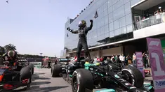 HASIL race F1 GP Brasil 2021 menampilkan raihan manis untuk pembalap Tim Mercedes AMG Petronas, Lewis Hamilton. Dia bisa melesat cepat hinga keluar sebagai pemenang kala hanya memulai balapan dari urutan ke-10. (AFP/Pool/Lars Baron)