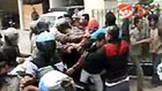 Mahasiswa yang berunjuk rasa di Kejari Sampang, Madura, bentrok dengan polisi. Bentrokan makin meluas ketika beberapa mahasiswa melemparkan telur ke arah petugas. 