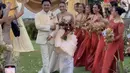 Mahalini dan Rizky Febian melangsungkan resepsi pernikahan kedua di Bali. Kali ini, keduanya tampak glamor dalam gaun dan jas bernuansa putih. [Foto: Instagram/ Bridestory/ axioo]