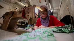 Pelaku UMKM binaan Dinas Koperasi, menyelesaikan produksi seragam sekolah di kawasan PIK Pulogadung, Jakarta, Jumat (3/7/2026). Permintaan seragam meningkat hingga kapasitas produksi mencapai 1.000 potong untuk berbagai pesanan. (Kapanlagi.com/Budy Santoso)