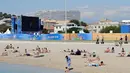 Kondisi fan zone yang berada di tepi pantai tentu menjadi keindahan tersendiri bagi para penggemar sepak bola yang tidak bisa menyaksikan laga langsung di stadion. (AFP/Boris Horvat) 