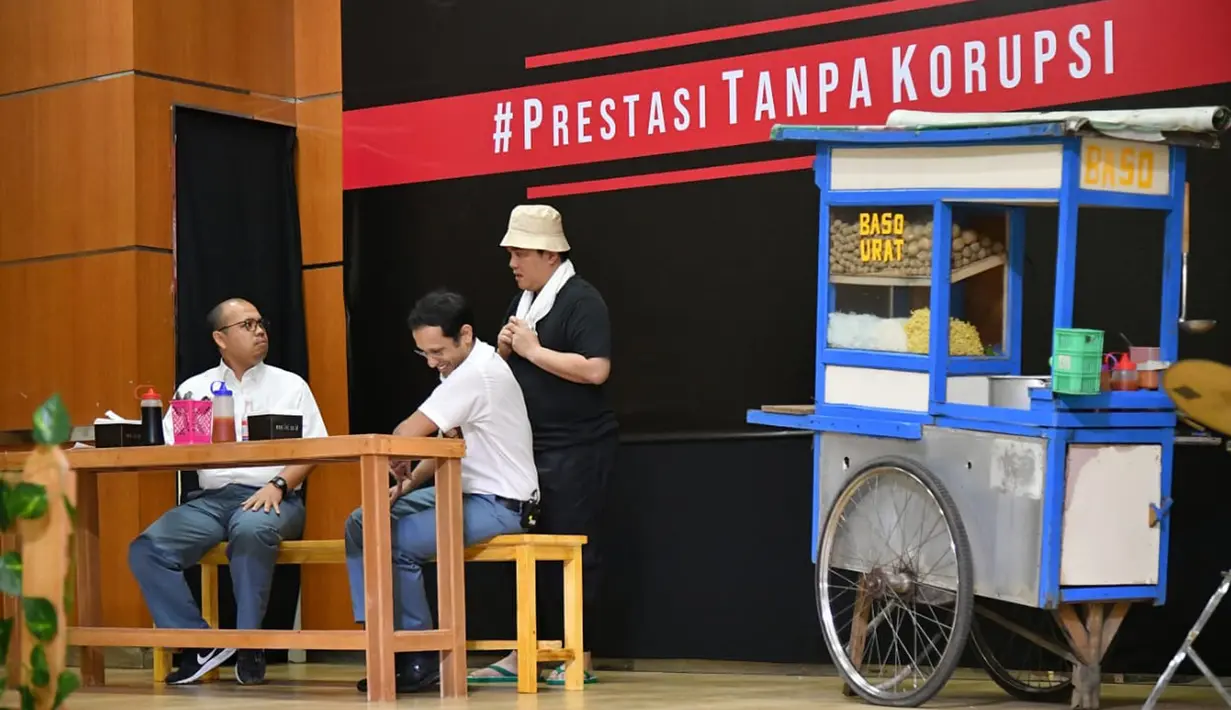 Mendikbud Nadiem Makarim (tengah) bersama BUMN Erick Thohir (kanan), dan Komedian Sogi Indra Dhuaja (kiri) tampil dalam drama bertajuk Prestasi Tanpa Korupsi di SMKN 57, Jakarta Selatan, Senin (9/12/2019). Kegiatan tersebut dalam rangka memperingati Hari Antikorupsi Sedunia. (Foto:Biropress Kepresid