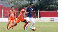 Gelandang Persiba Bantul, Johan Manaji (kanan), sedang dibidik PS Tira. (Bola.com/Ronald Seger Prabowo)