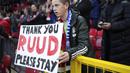 Seorang suporter membawa poster bertuliskan "terima kasih Ruud, tolong tetap tinggal" dalam laga lanjutan Liga Inggris 2024/2025 melawan Leicester City di Old Trafford, Manchester, Inggris, Minggu (10/11/2024). (AP Photo/Jon Super)