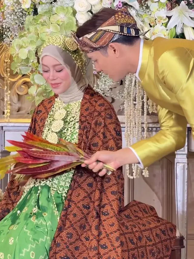 Lesti Kejora saat siraman Tujuh Bulanan pakai ronce melati. [@ayungberinda]