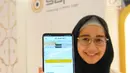 Seorang wanita menunjukkan aplikasi Safar dari telepon genggam saat soft launching di Jakarta, Kamis (2/5/2019). Aplikasi Safar dilengkapi dengan tiga fase pendampingan bagi jemaah, mulai dari persiapan, keberangkatan sampai kedatangan jemaah ke Tanah Air. (Liputan6.com/Angga Yuniar)