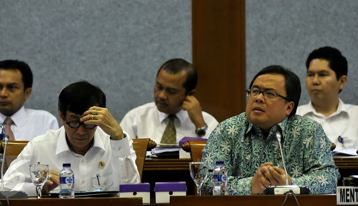 Menkumham Yasonna Laoly (kiri) dan  Menkeu Bambang Brojonegoro saat rapat dengan Badan Legislasi DPR di Gedung DPD RI, Jakarta, Senin (28/9/2015).Rapat tersebut membahas RUU JPSK (Jaring Pengaman Sistem Keuangan). (Liputan6.com/Johan Tallo)