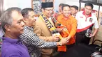 Walikota Bandung, Ridwan Kamil (berpeci hitam) dan manajer Persib, Umuh Muchtar (kedua dari kiri) saat berkunjung ke kantor Persija di Jakarta, Jumat (16/10/2015). (Bola.com/Nicklas Hanoatubun)