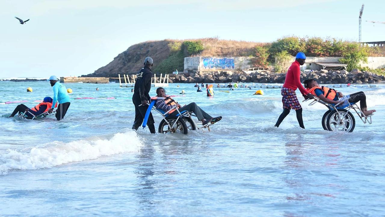 FOTO: Senam Air di Laut Dakar Hadir Sebagai Solusi Terapi Kesehatan Lansia