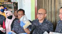 Kepala Deputi Pemberantasan BNN Irjen Kenedy memperlihatkan pil ekstasi yang dibuat di warung pempek di Pekanbaru. (Liputan6.com/M Syukur)