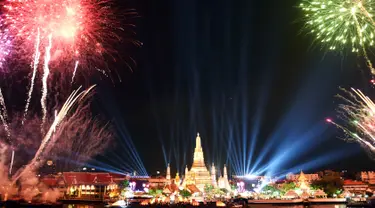 Kembang api memancar di atas Kuil Wat Arun saat perayaan Tahun Baru di Bangkok (1/1/2016). (AFP Photo/ Christophe Archambault)