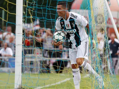 Penyerang  Juventus, Cristiano Ronaldo berselebrasi usai mencetak gol pada pertandingan persahabatan antara Juventus A dan tim B di Villar Perosa, Italia, (12/8). Ronaldo mencetak gol pertamanya untuk Juventus menit ketujuh. (AP Photo/Antonio Calanni)