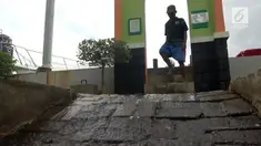 Jelang gerhana bulan nanti malam, air di laut Ancol mulai beleber ke jalanan.