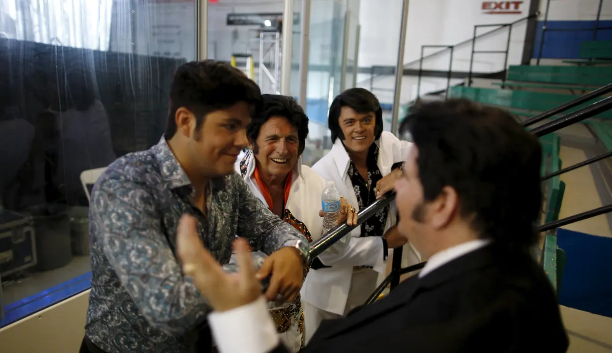 Sejumlah peserta Tribute to Elvis Presley berbincang sebelum mengikuti kontes acara Collingwood Elvis Festival di Ontario, Kanada, 26 Juli 2015. (REUTERS/Chris Helgren)