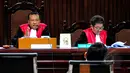 Hakim ketua memberi pertanyaan kepada Bupati Tapanuli Tengah nonaktif Raja Bonaran Situmeang saat sidang pemeriksaan terdakwa terkait kasus suap sengketa Pilkada Tapteng di Pengadilan Tipikor, Jakarta, Senin (20/4/2015). (Liputan6.com/Andrian M Tunay)