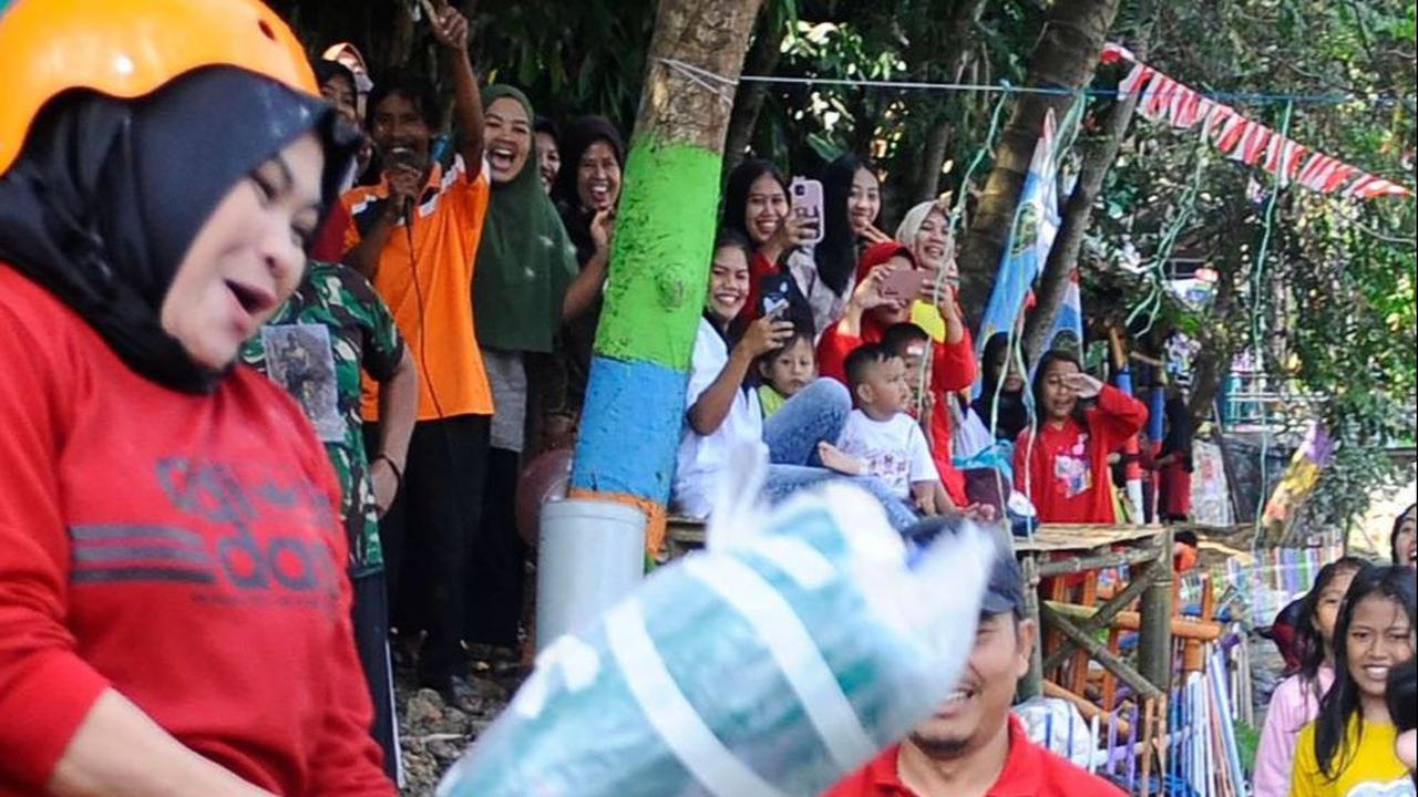 FOTO: Seru dan Kocak Lomba Gebuk Bantal di Katulampa, Ibu-Ibu dan Anak-Anak Tak Mau Mengalah sampai Basah Kuyup