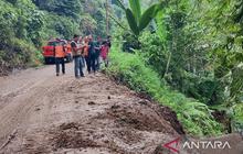 BPBD OKU Sigap Tangani Tanah Longsor di Gunung Meraksa, Arus Lalu Lintas Kembali Normal
